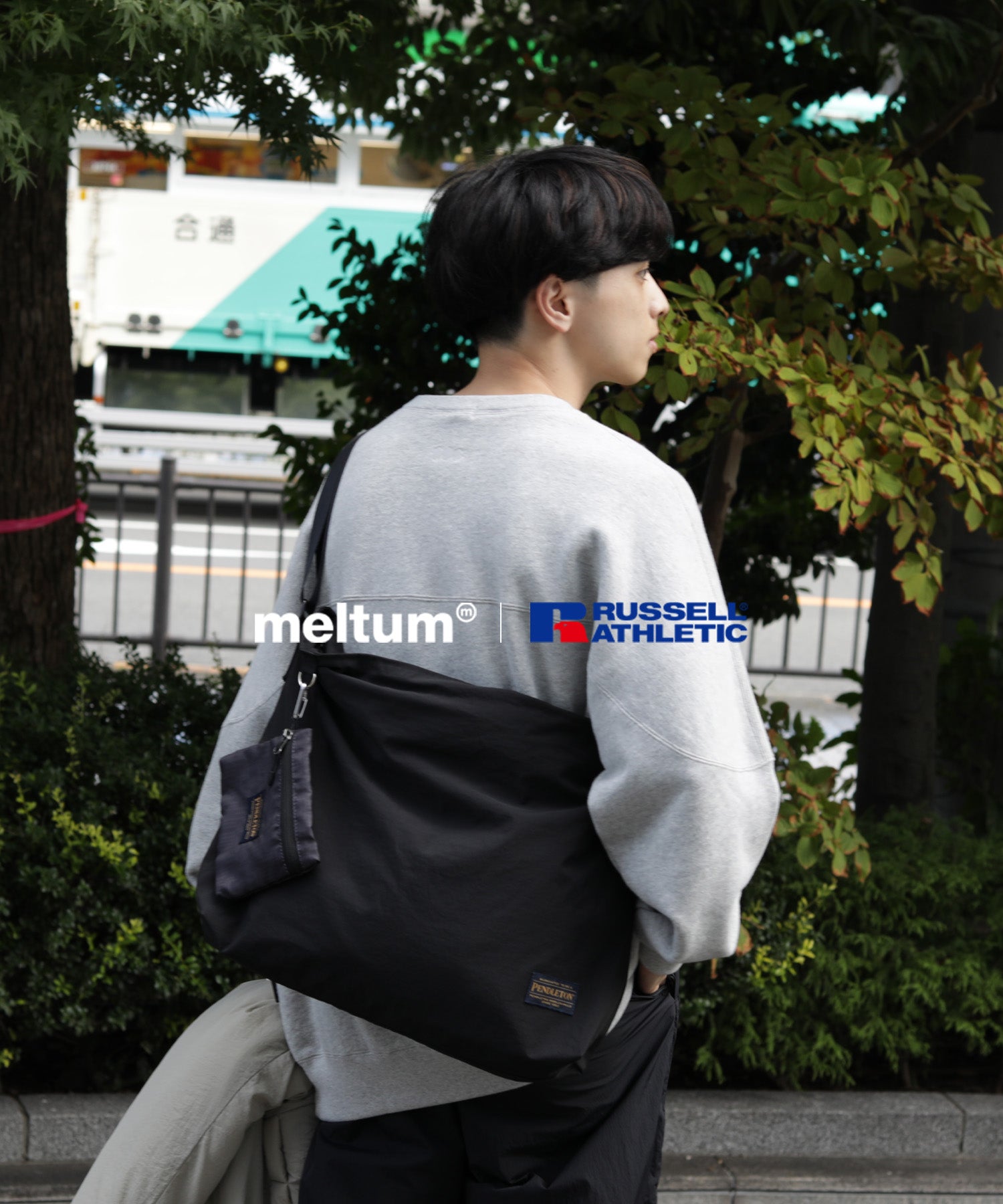 meltum × RUSSELL ATHLETIC . CAP SHOULDER SWEATSHIRT