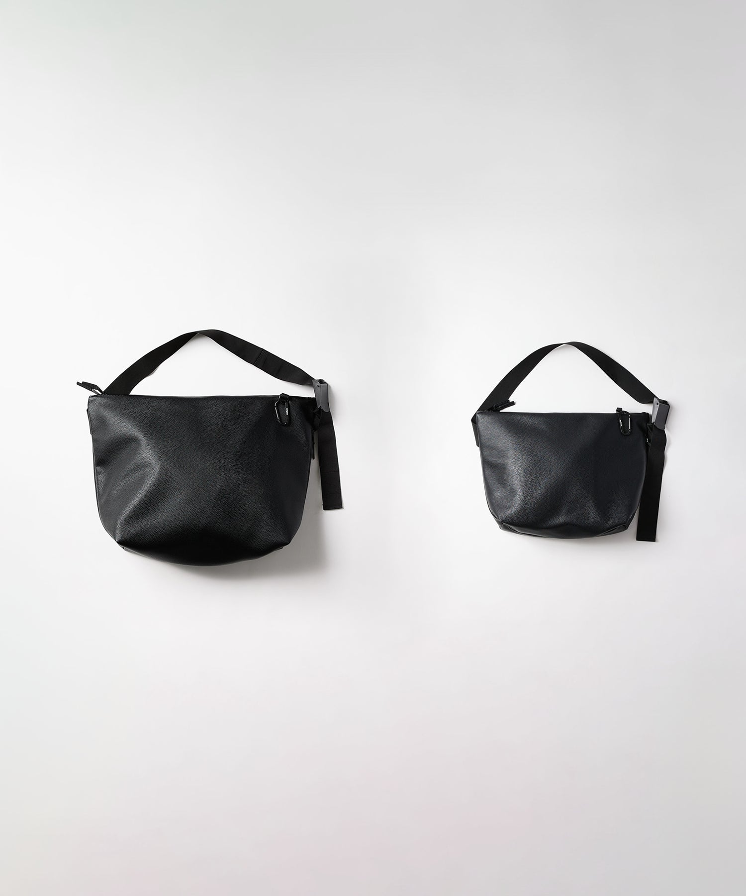 【2026.01.07 WED 18:00~ INSTOCK】LEATHER MESSENGER BAG(M)