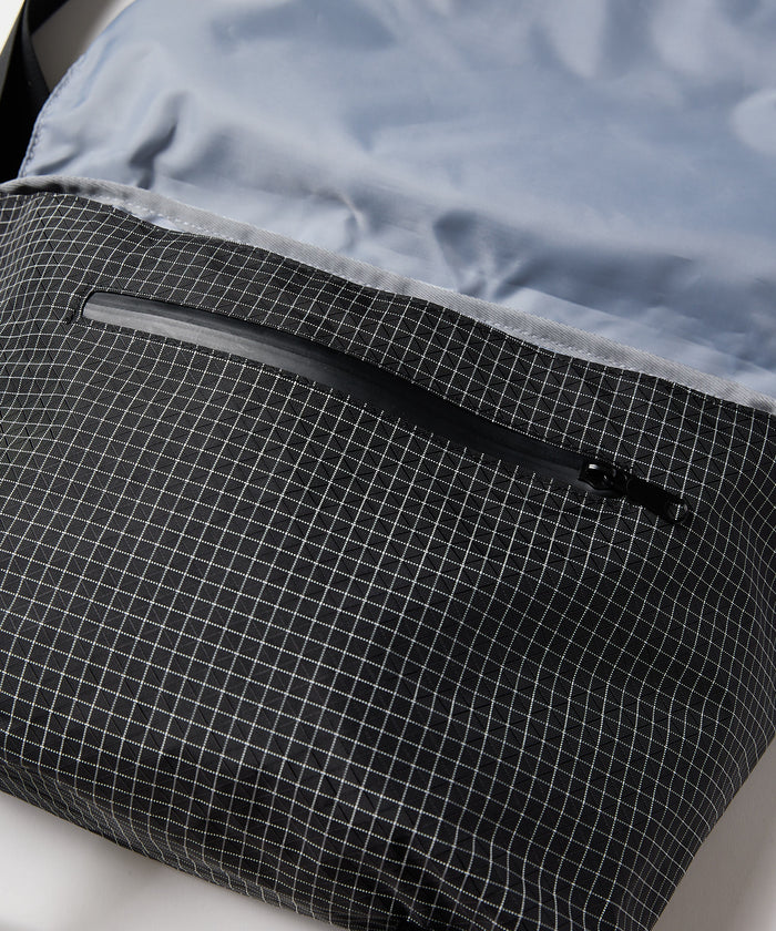 COMPACT MESSENGER BAG