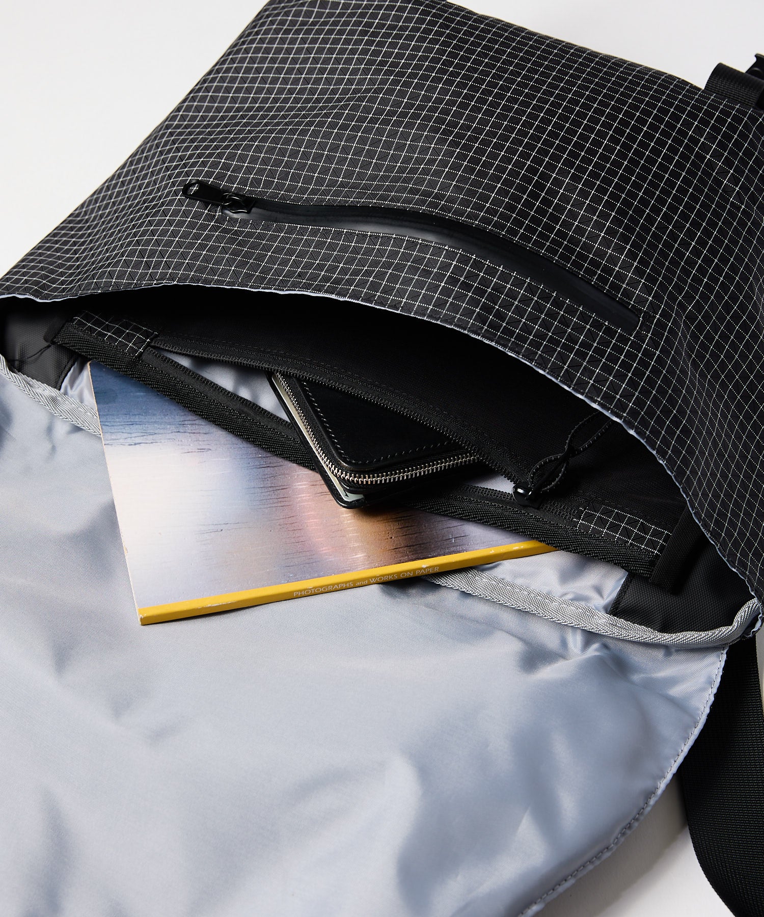 COMPACT MESSENGER BAG