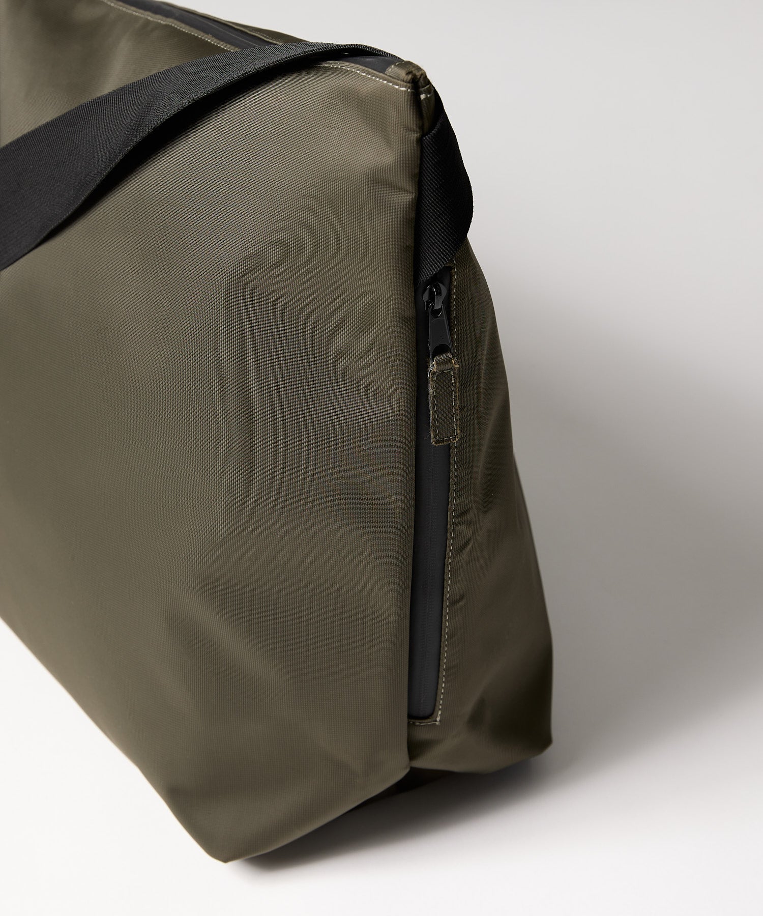 NYLON MESSENGER BAG
