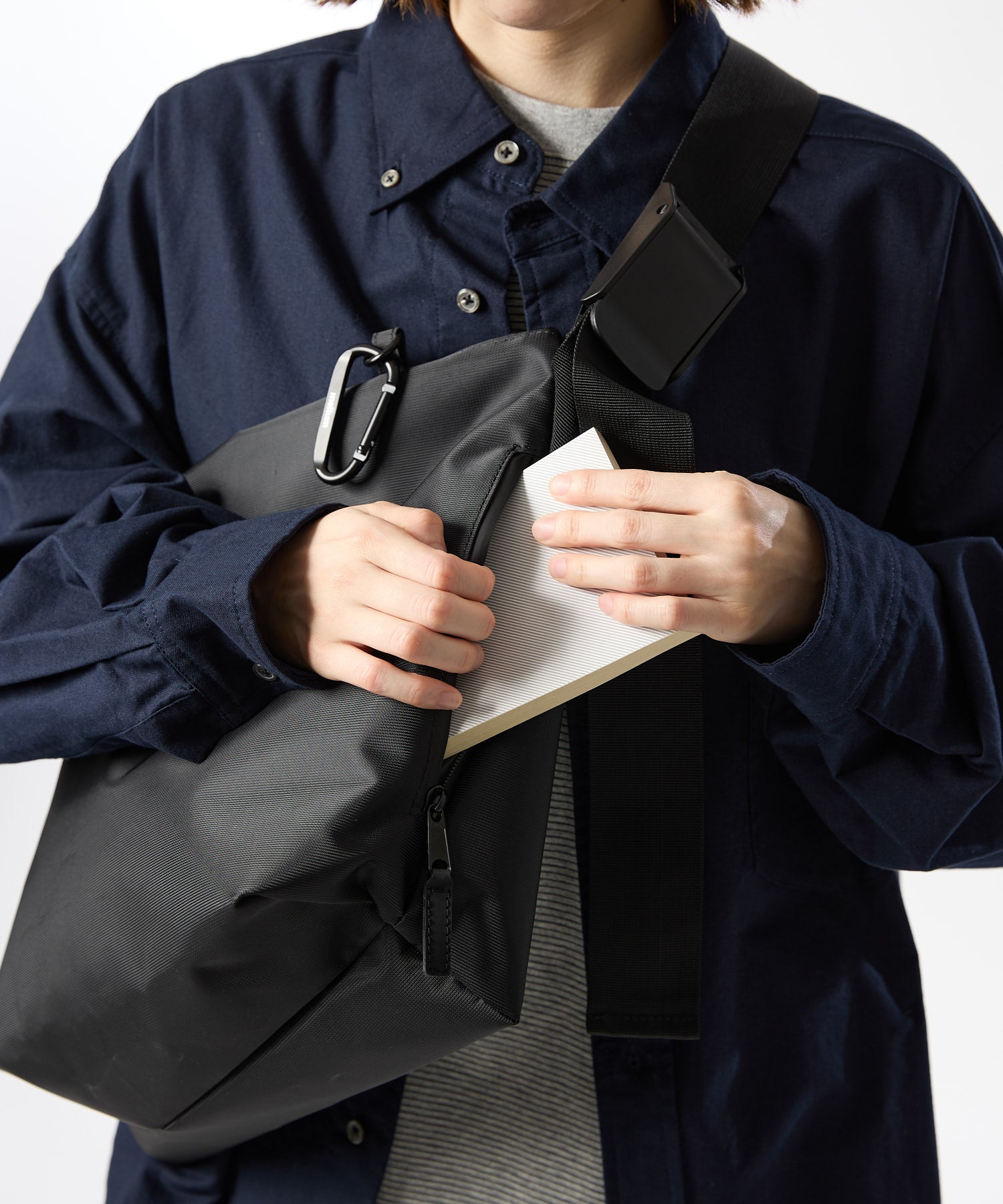 NYLON MESSENGER BAG(M)