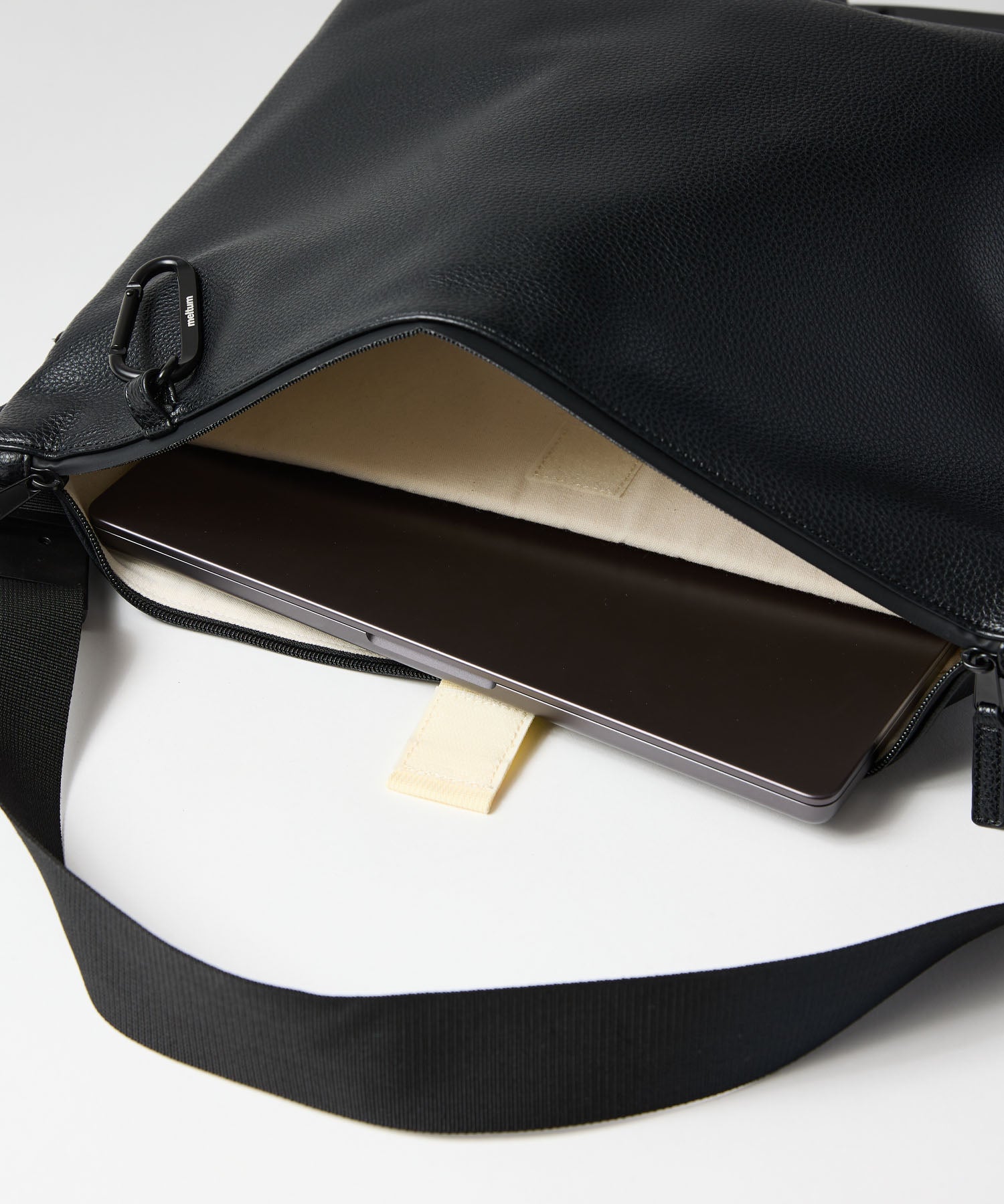 【2026.01.07 WED 18:00~ INSTOCK】LEATHER MESSENGER BAG(M)