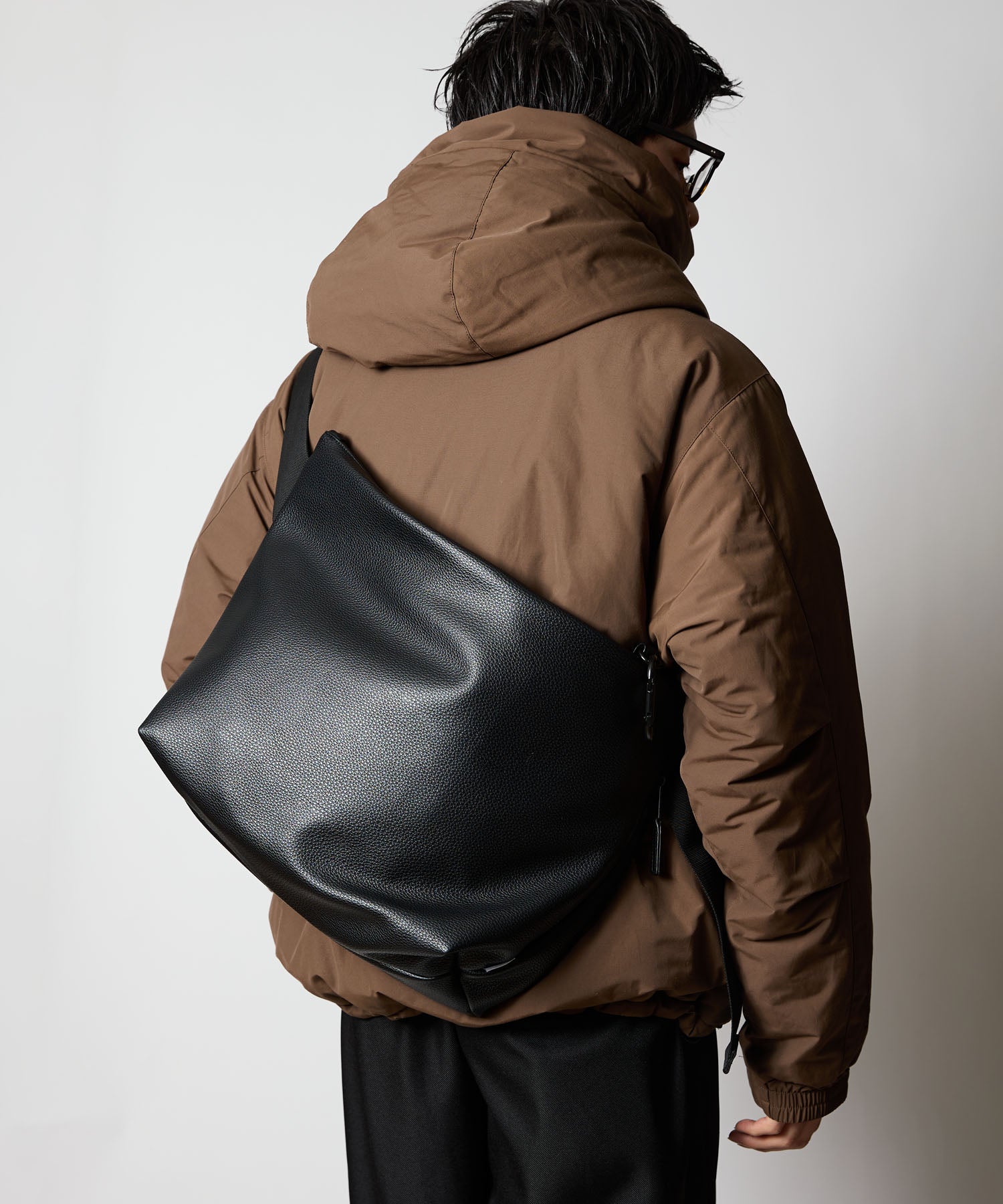 【2026.01.07 WED 18:00~ INSTOCK】LEATHER MESSENGER BAG(M)