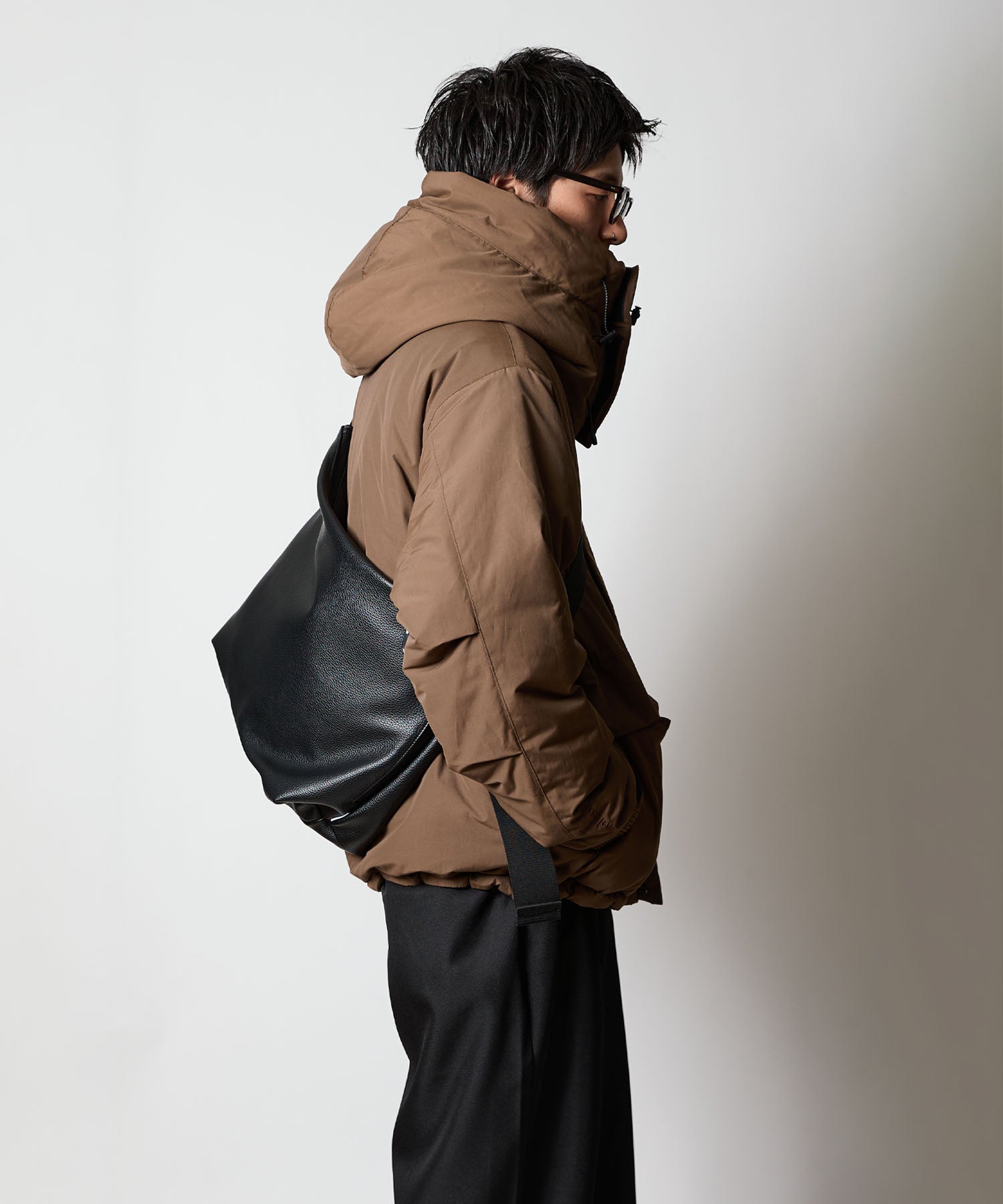 【2026.01.07 WED 18:00~ INSTOCK】LEATHER MESSENGER BAG(M)