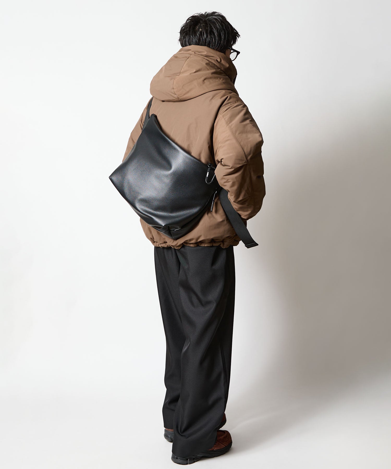 【2026.01.07 WED 18:00~ INSTOCK】LEATHER MESSENGER BAG(M)