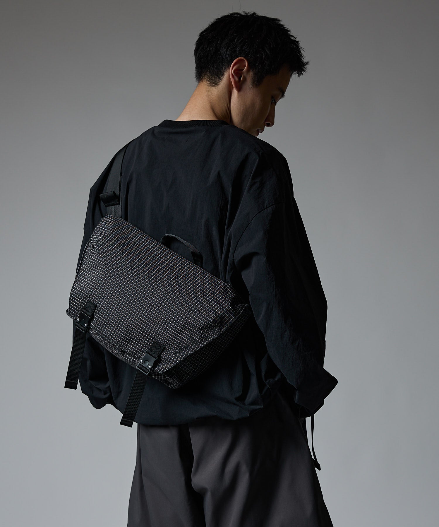 COMPACT MESSENGER BAG