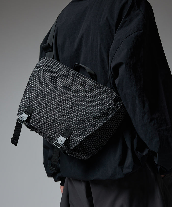 COMPACT MESSENGER BAG