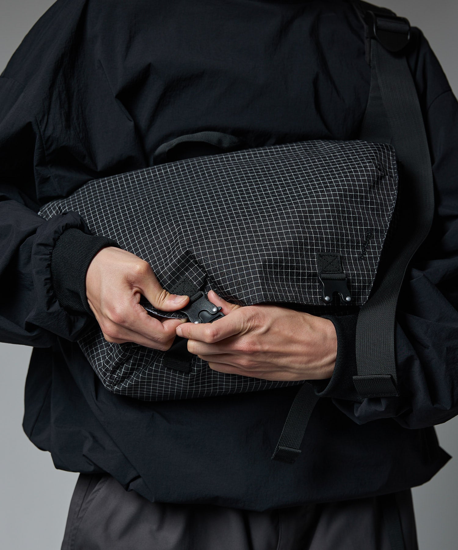 COMPACT MESSENGER BAG