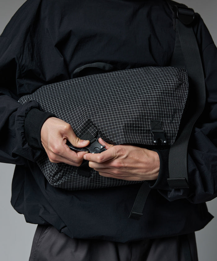 COMPACT MESSENGER BAG