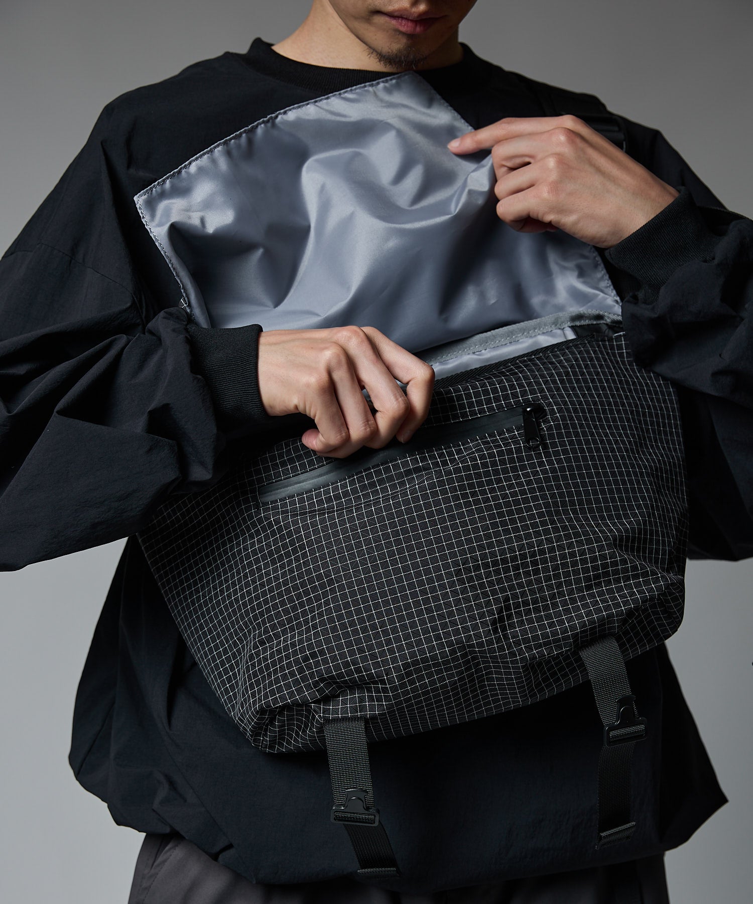 COMPACT MESSENGER BAG