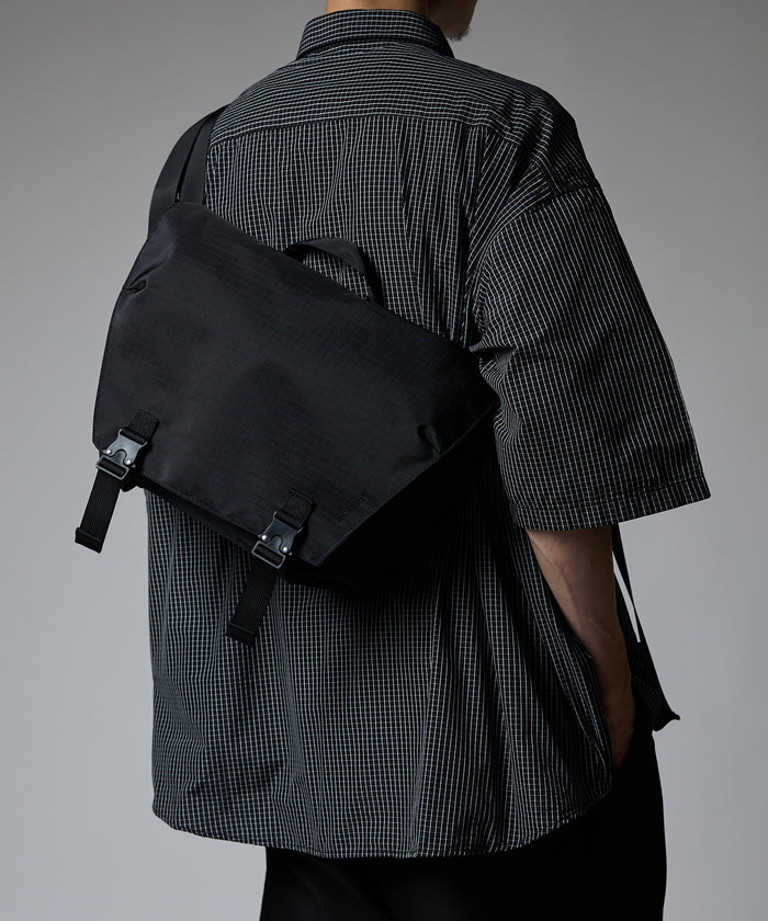 COMPACT MESSENGER BAG