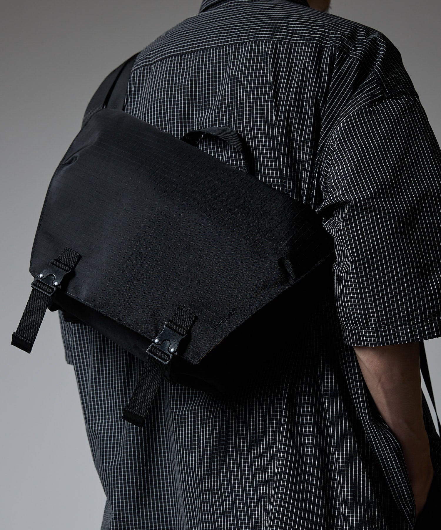 COMPACT MESSENGER BAG