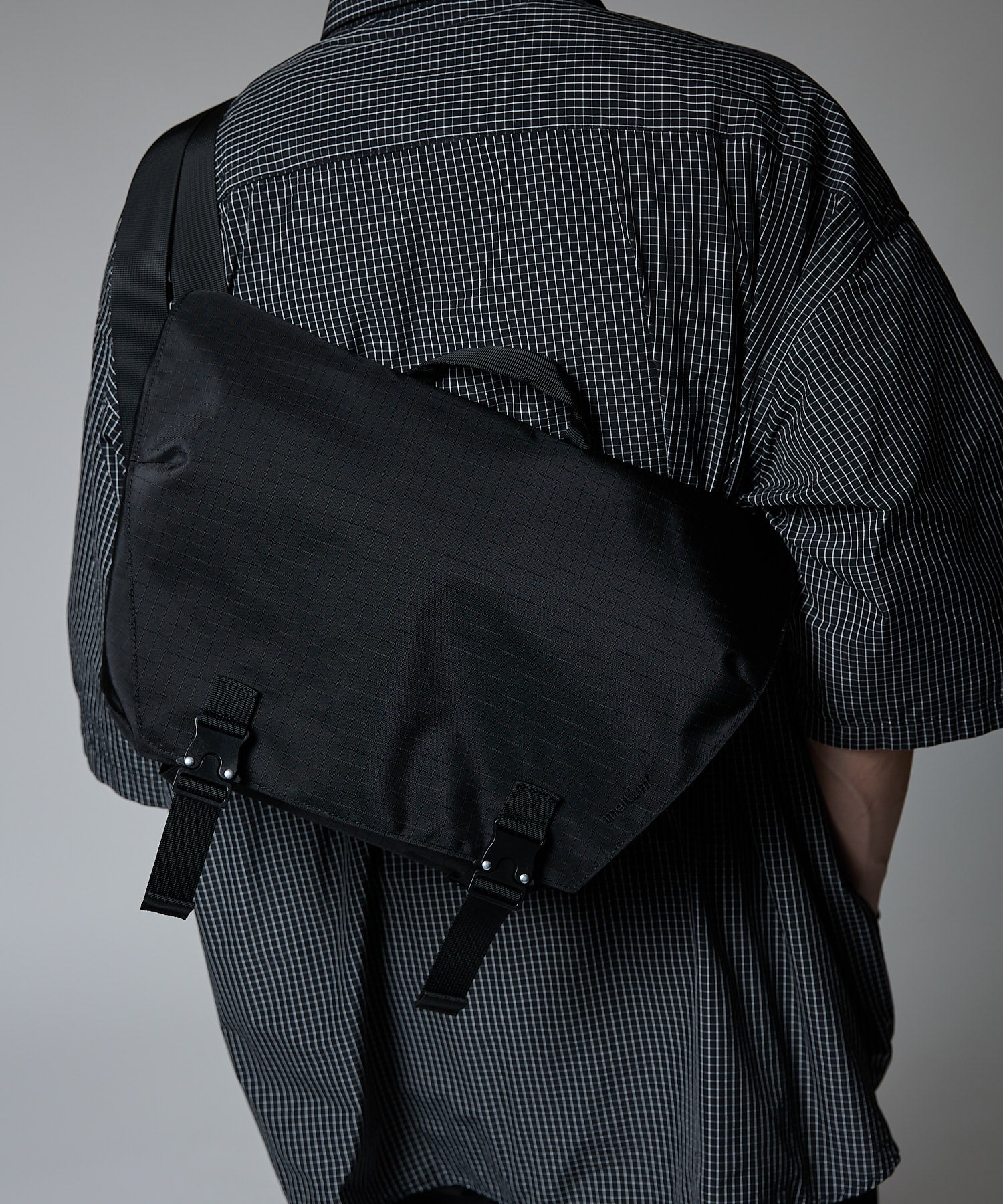 COMPACT MESSENGER BAG