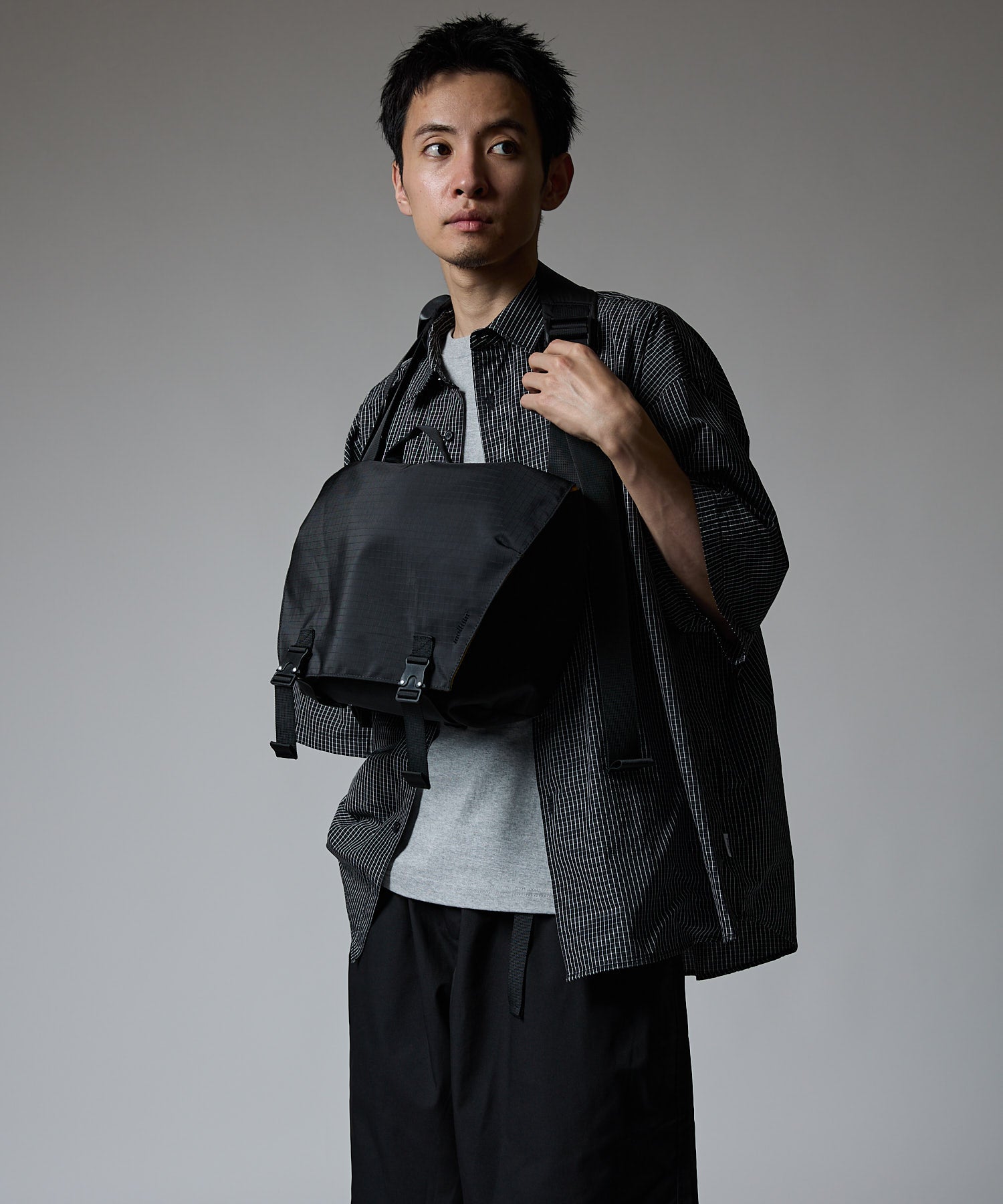 COMPACT MESSENGER BAG