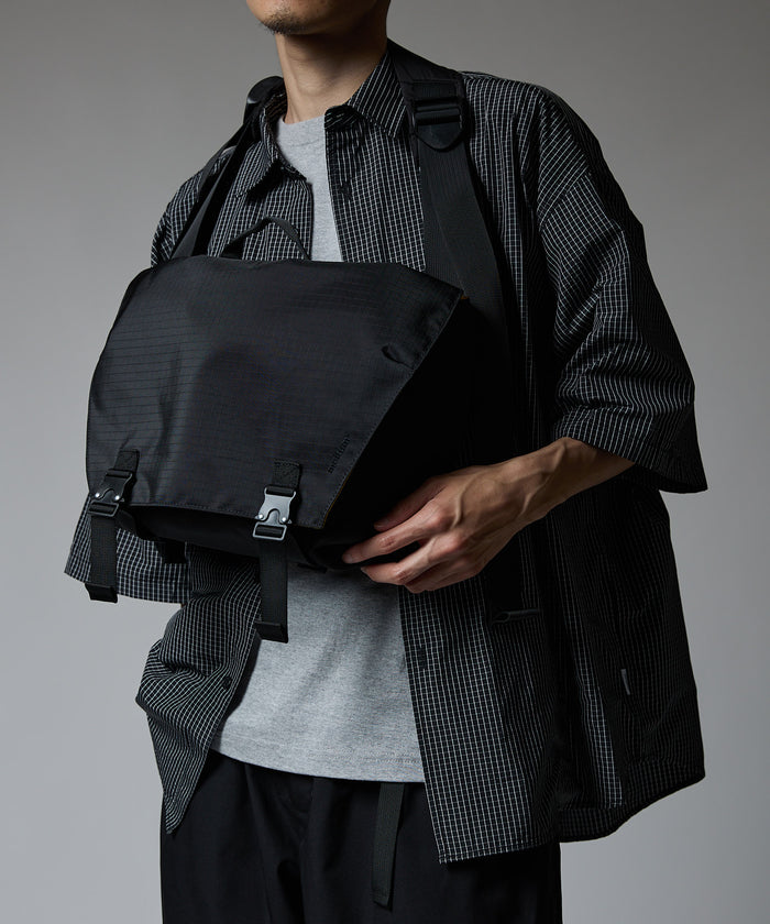 COMPACT MESSENGER BAG