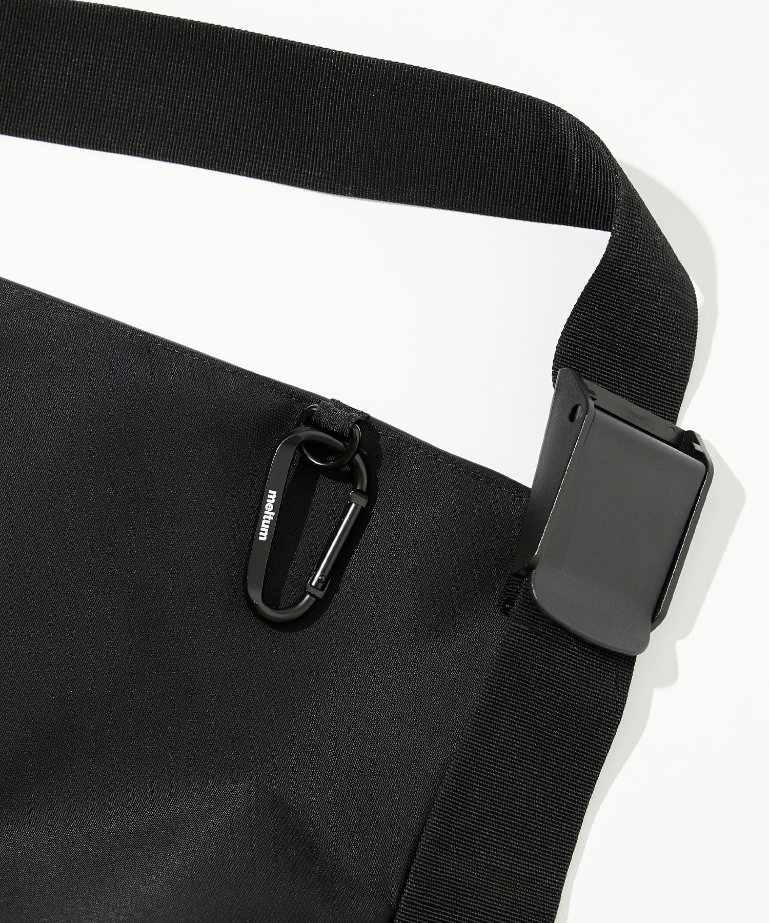 NYLON MESSENGER BAG
