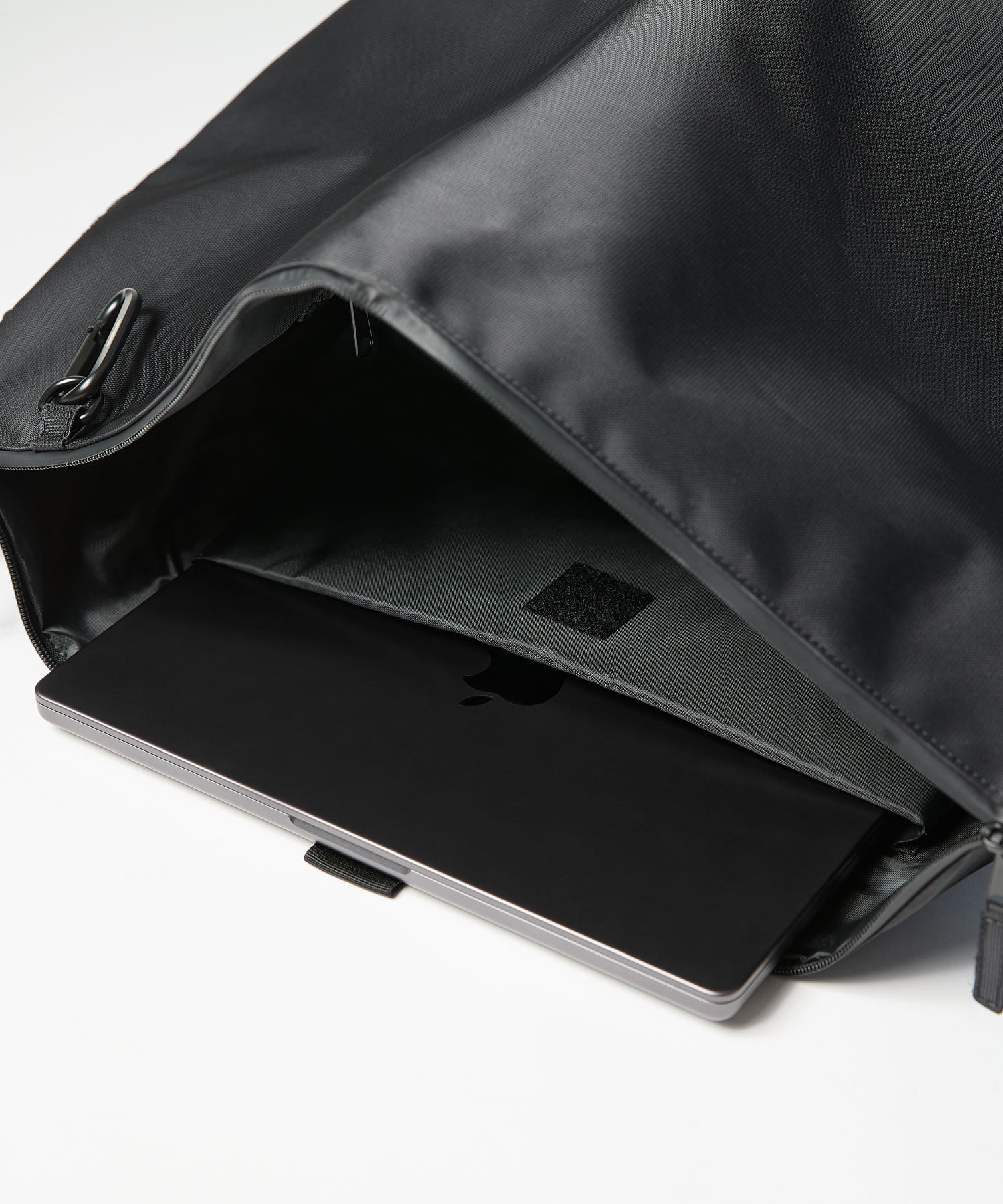 NYLON MESSENGER BAG