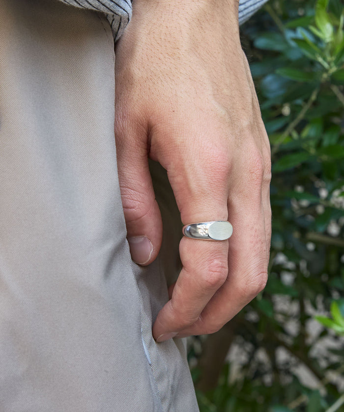 SATIN SMALL SIGNET RING
