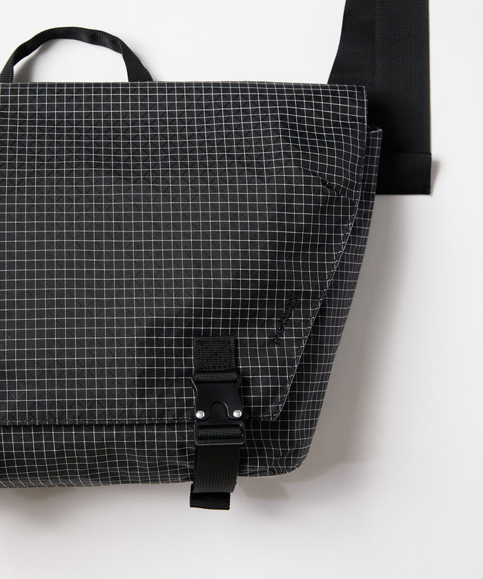 COMPACT MESSENGER BAG