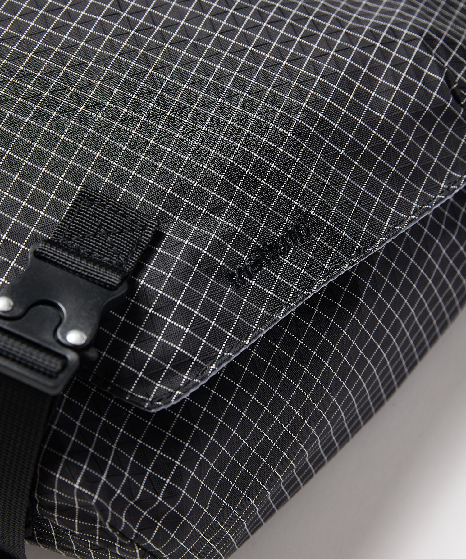 COMPACT MESSENGER BAG