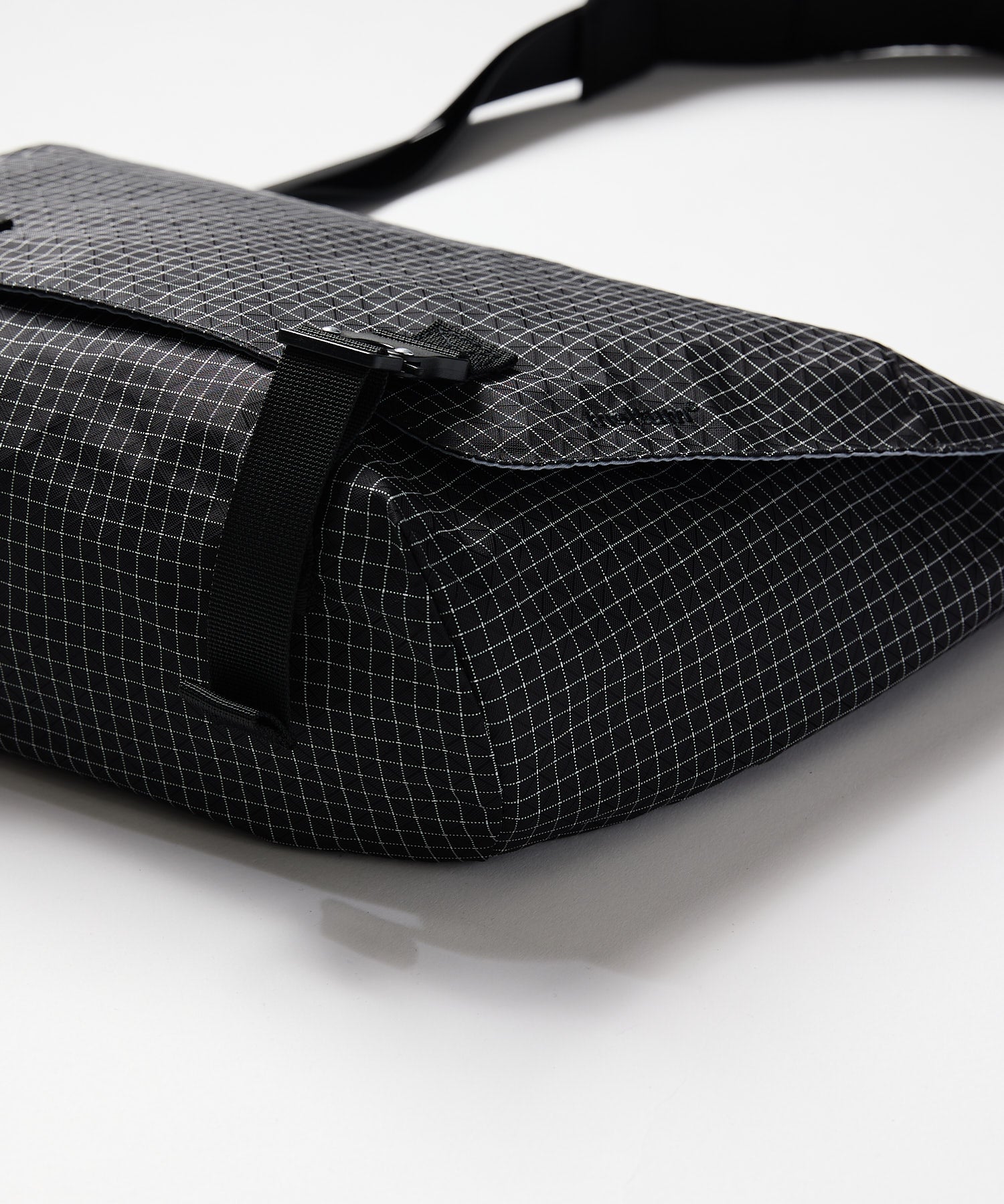 COMPACT MESSENGER BAG