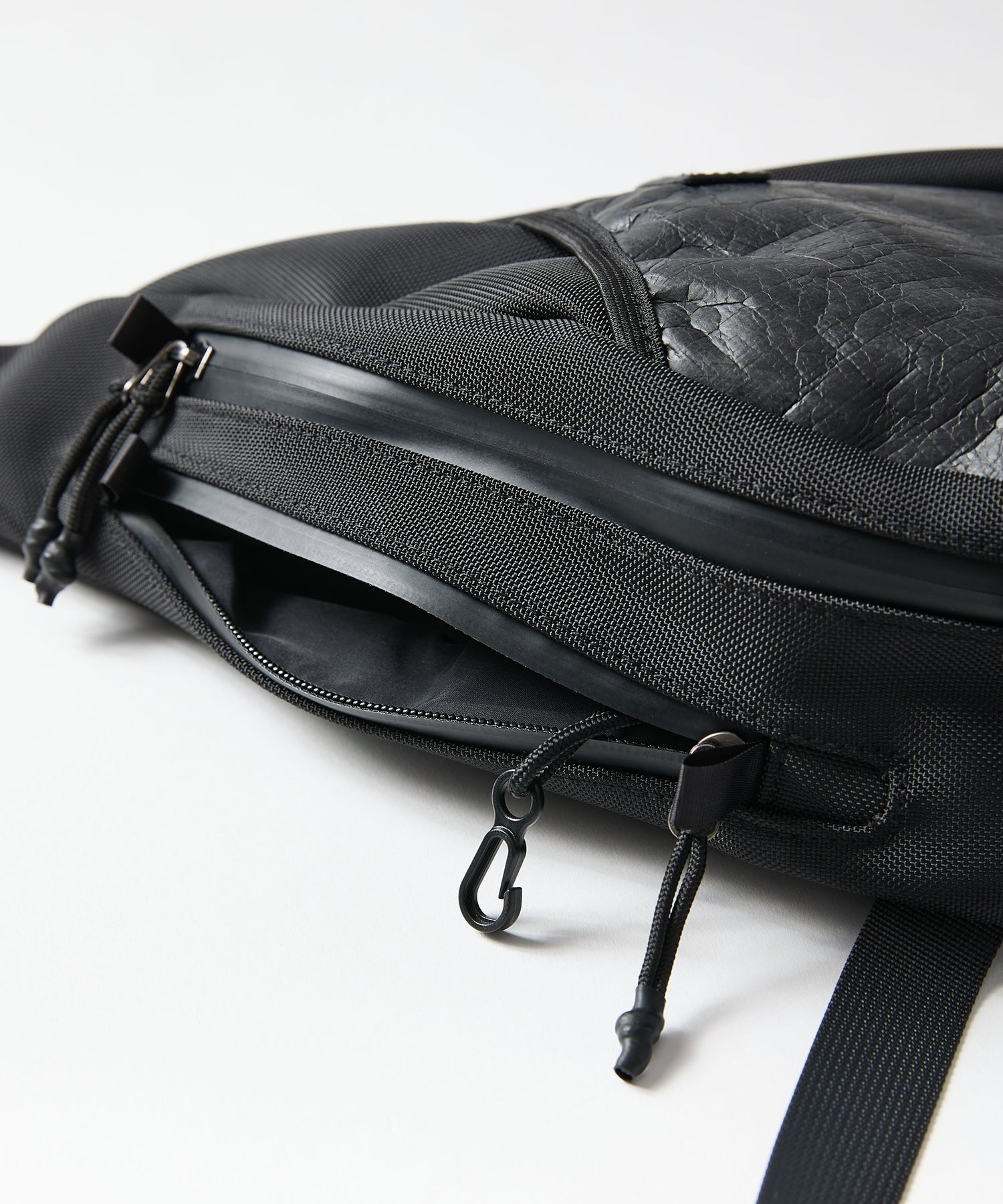 【2026.2.18 WED 18:00~ INSTOCK】Tyvek®︎ ONESHOULDER BAG