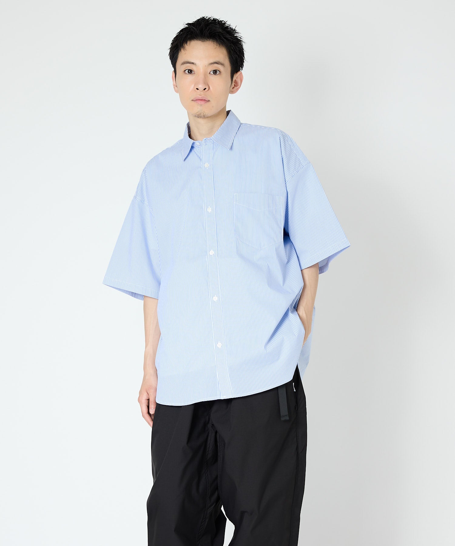 宽松条纹短袖衬衫