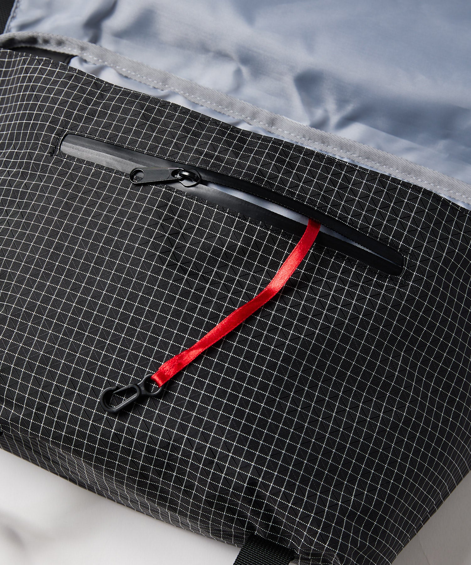 COMPACT MESSENGER BAG