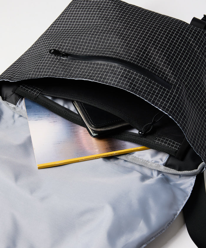 COMPACT MESSENGER BAG