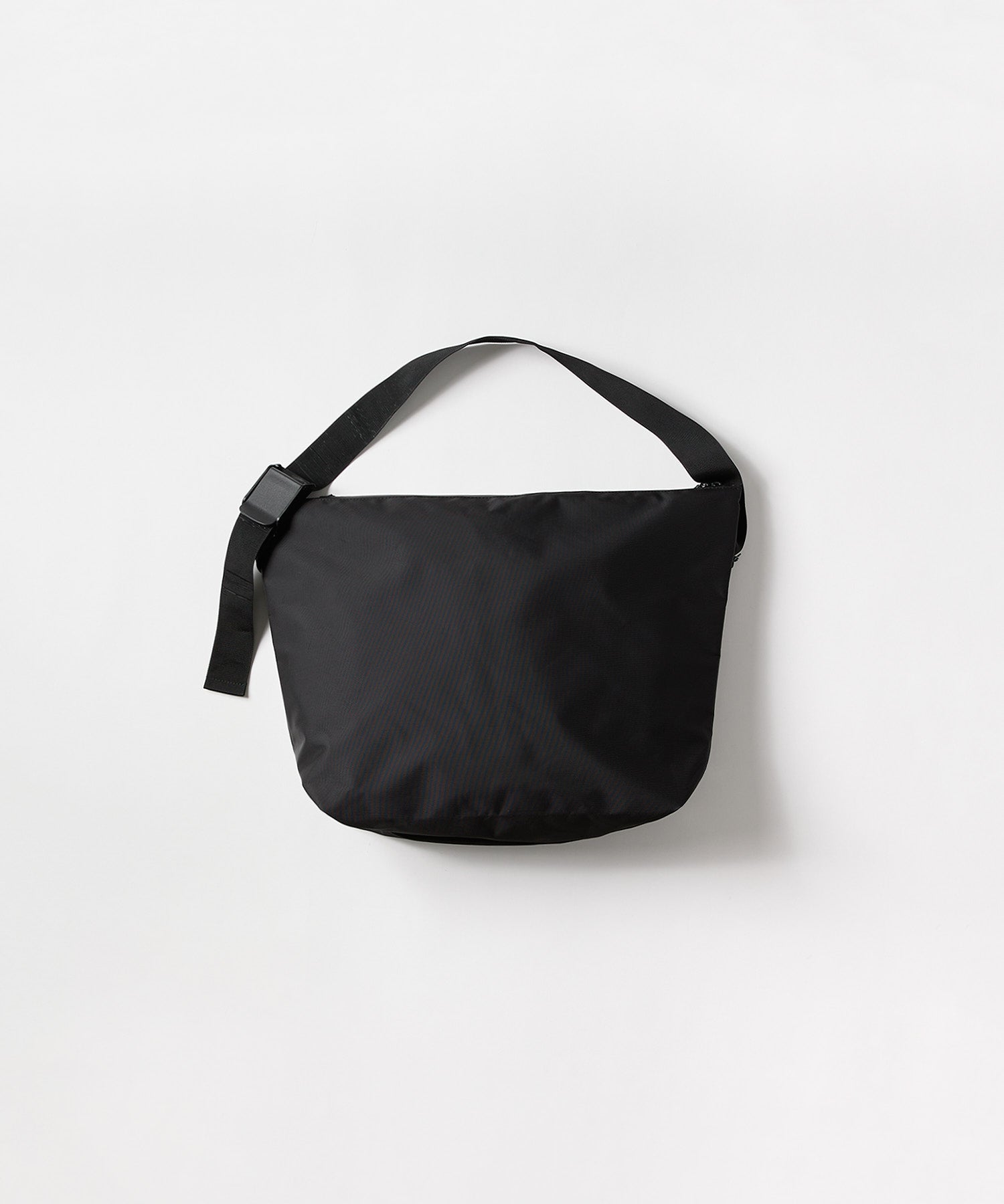 【MELTUM】NYLON MESSENGER BAG・BLACK meltum NYLON MESSENGER BAG