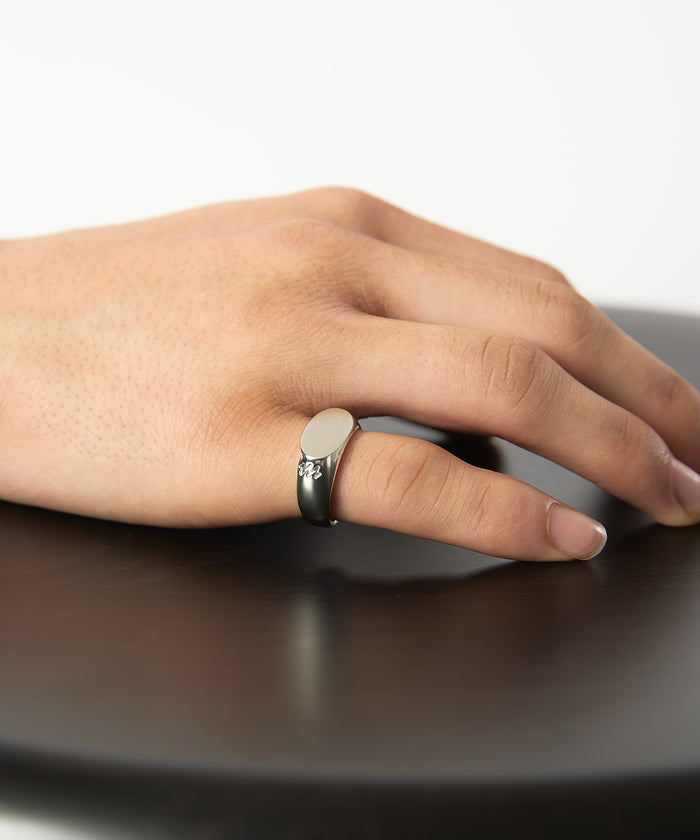 SATIN SMALL SIGNET RING