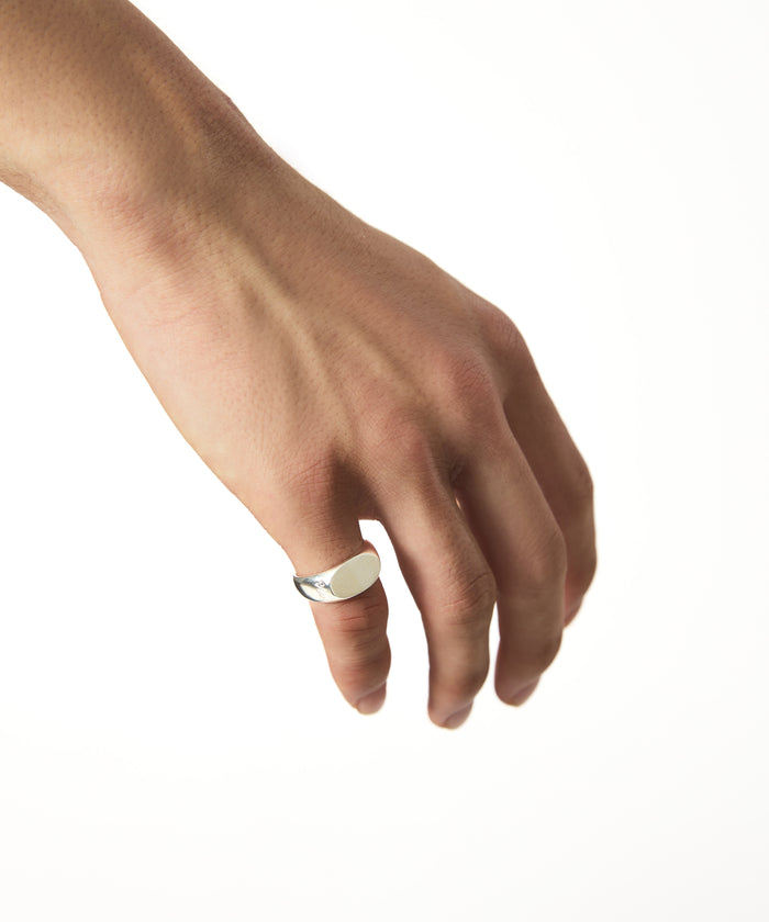 SATIN SMALL SIGNET RING