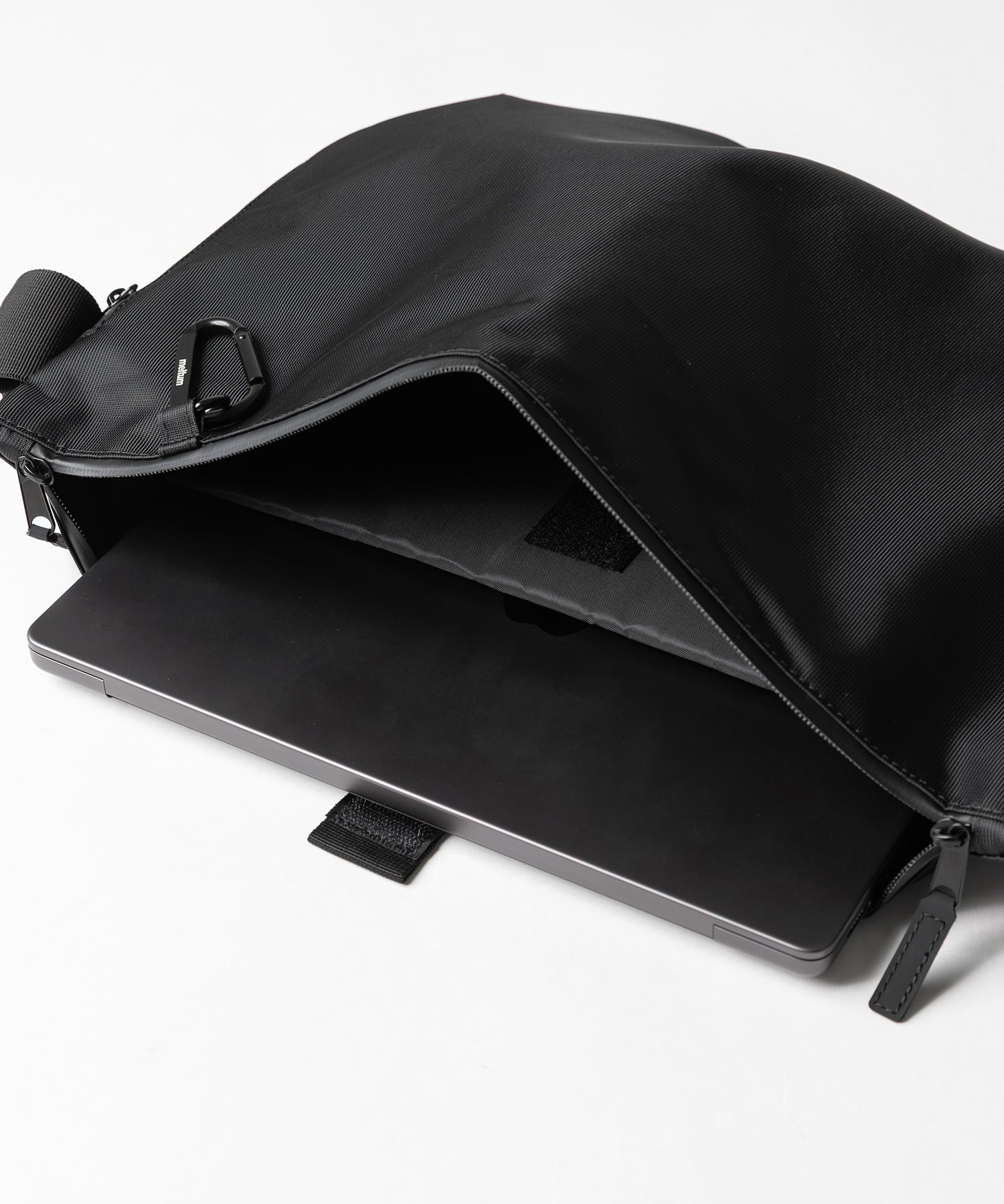NYLON MESSENGER BAG (M) meltum NYLON MESSENGER BAG (M) meltum