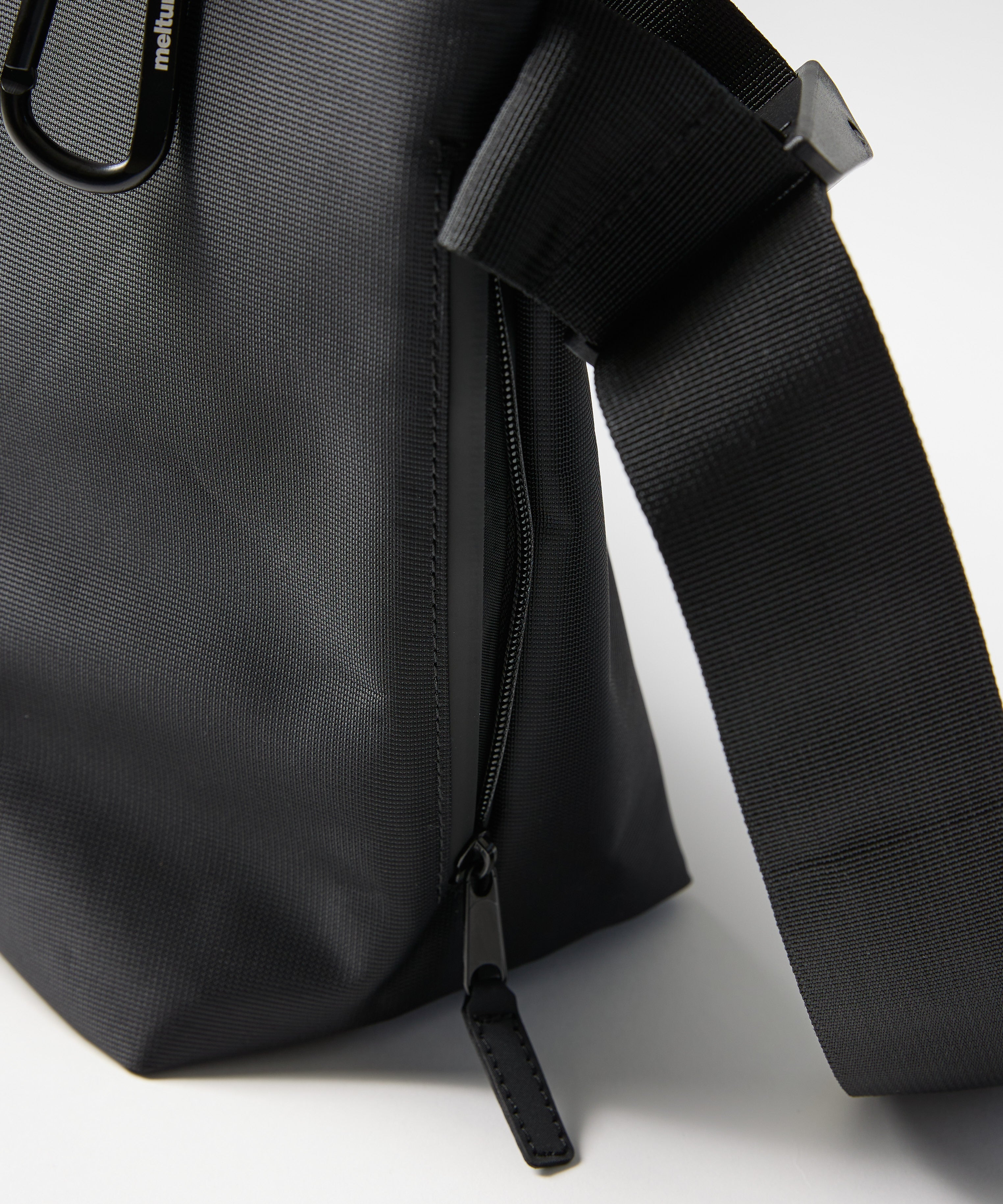 NYLON MESSENGER BAG (M) meltum NYLON MESSENGER BAG (M) meltum