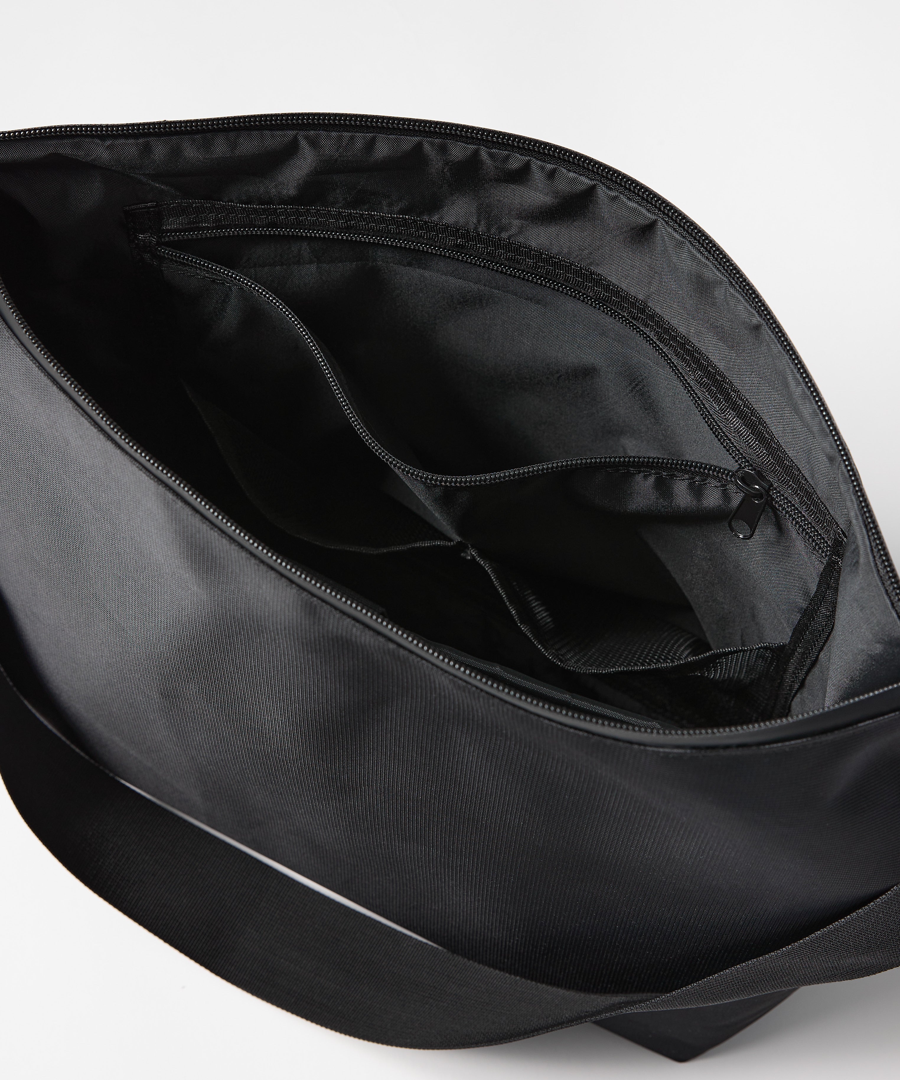 NYLON MESSENGER BAG (M) meltum NYLON MESSENGER BAG (M) meltum