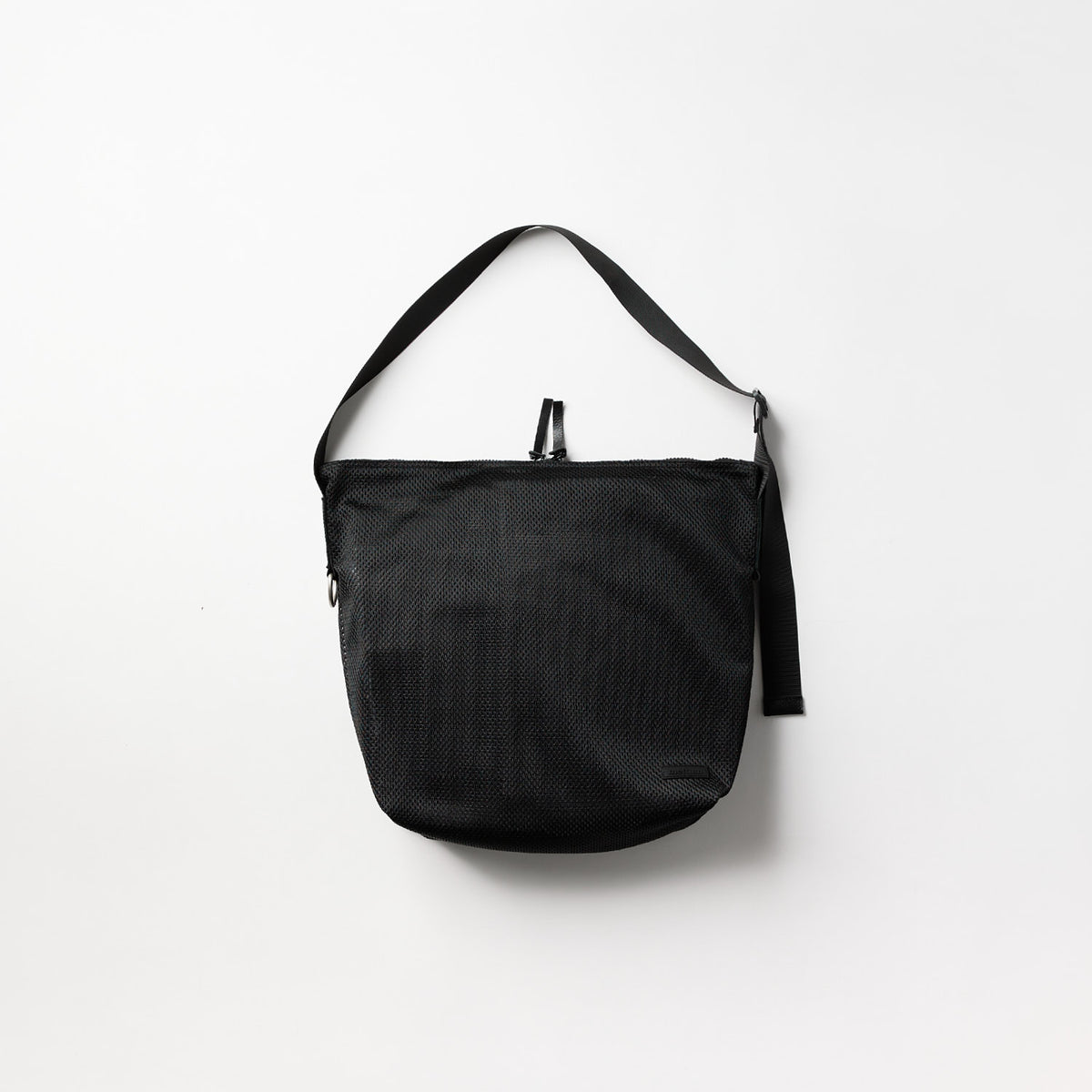 meltum ブラック メッセンジャーバッグ カラビナ付き meltum/メルタム NYLON MESSENGER BAG