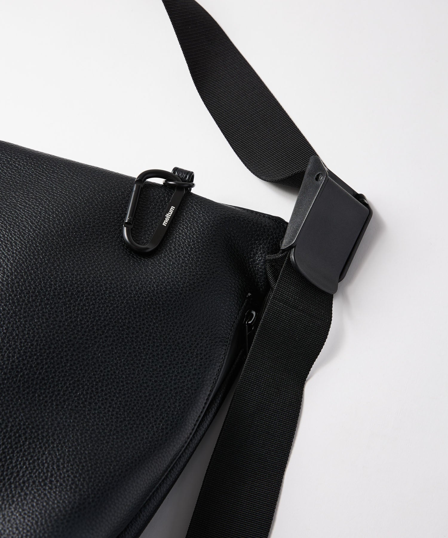 【2026.01.07 WED 18:00~ INSTOCK】LEATHER MESSENGER BAG(M)