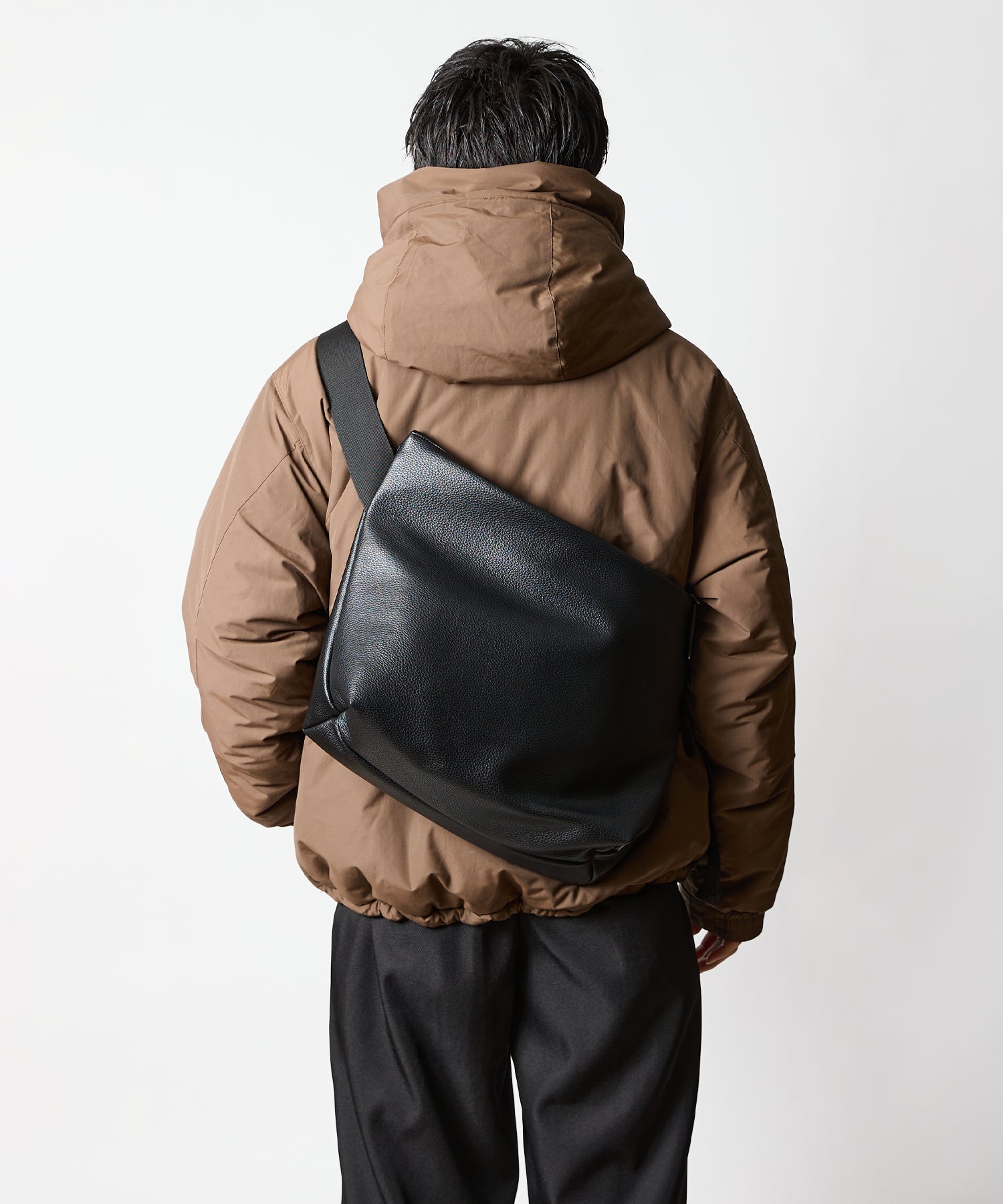 【2026.01.07 WED 18:00~ INSTOCK】LEATHER MESSENGER BAG(M)