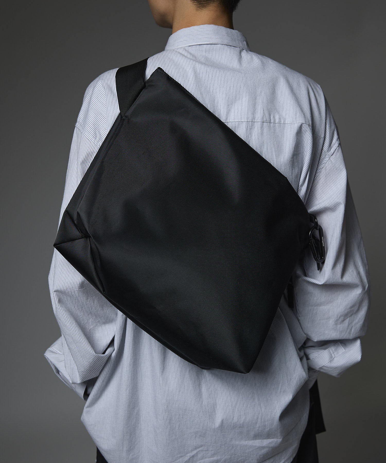 NYLON MESSENGER BAG (M) meltum NYLON MESSENGER BAG (M) meltum