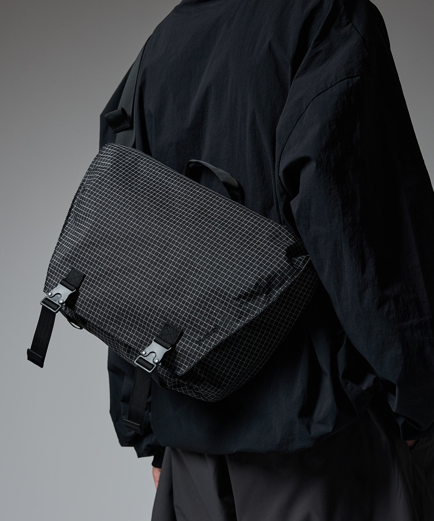 COMPACT MESSENGER BAG