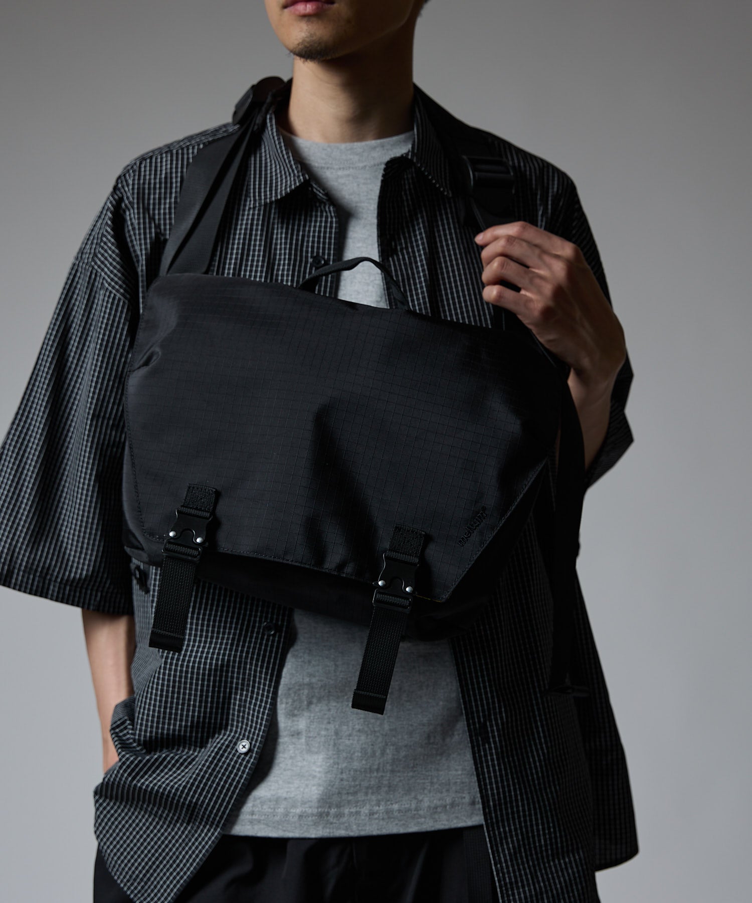COMPACT MESSENGER BAG