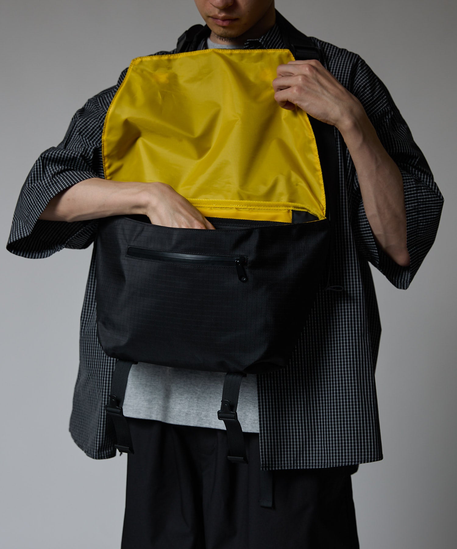 COMPACT MESSENGER BAG