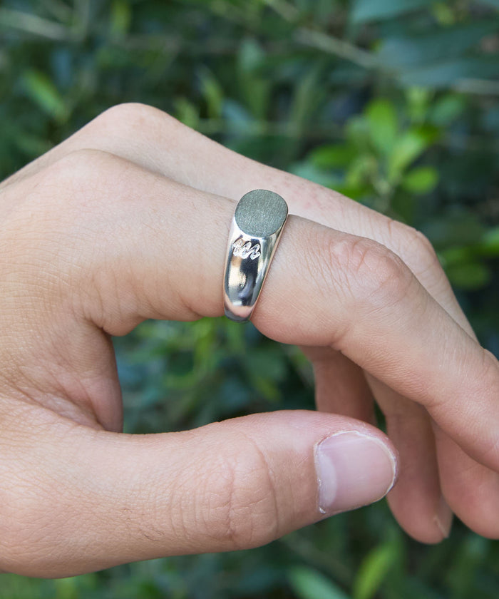 SATIN SMALL SIGNET RING