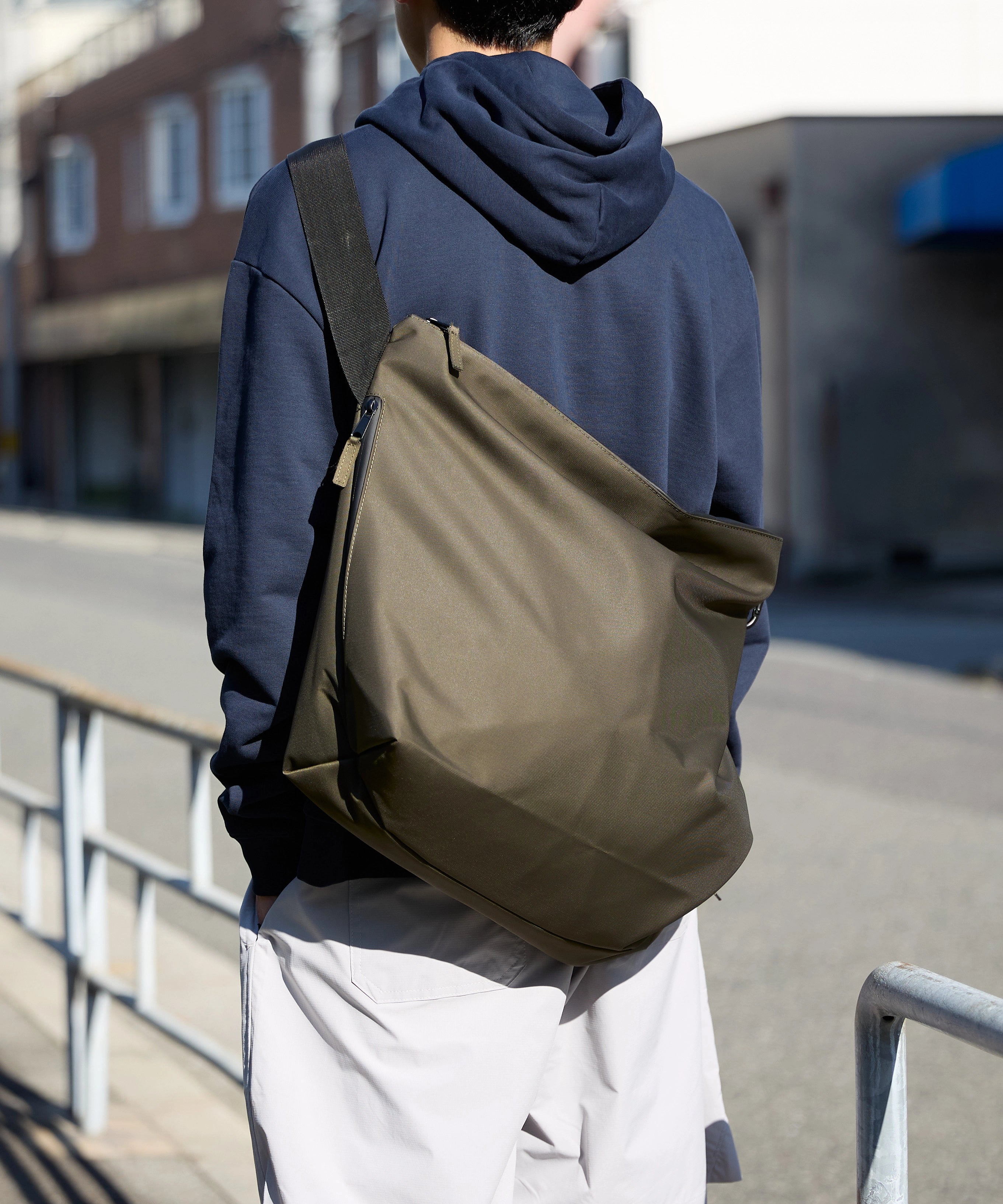 NYLON MESSENGER BAG【KHAKI GREY】