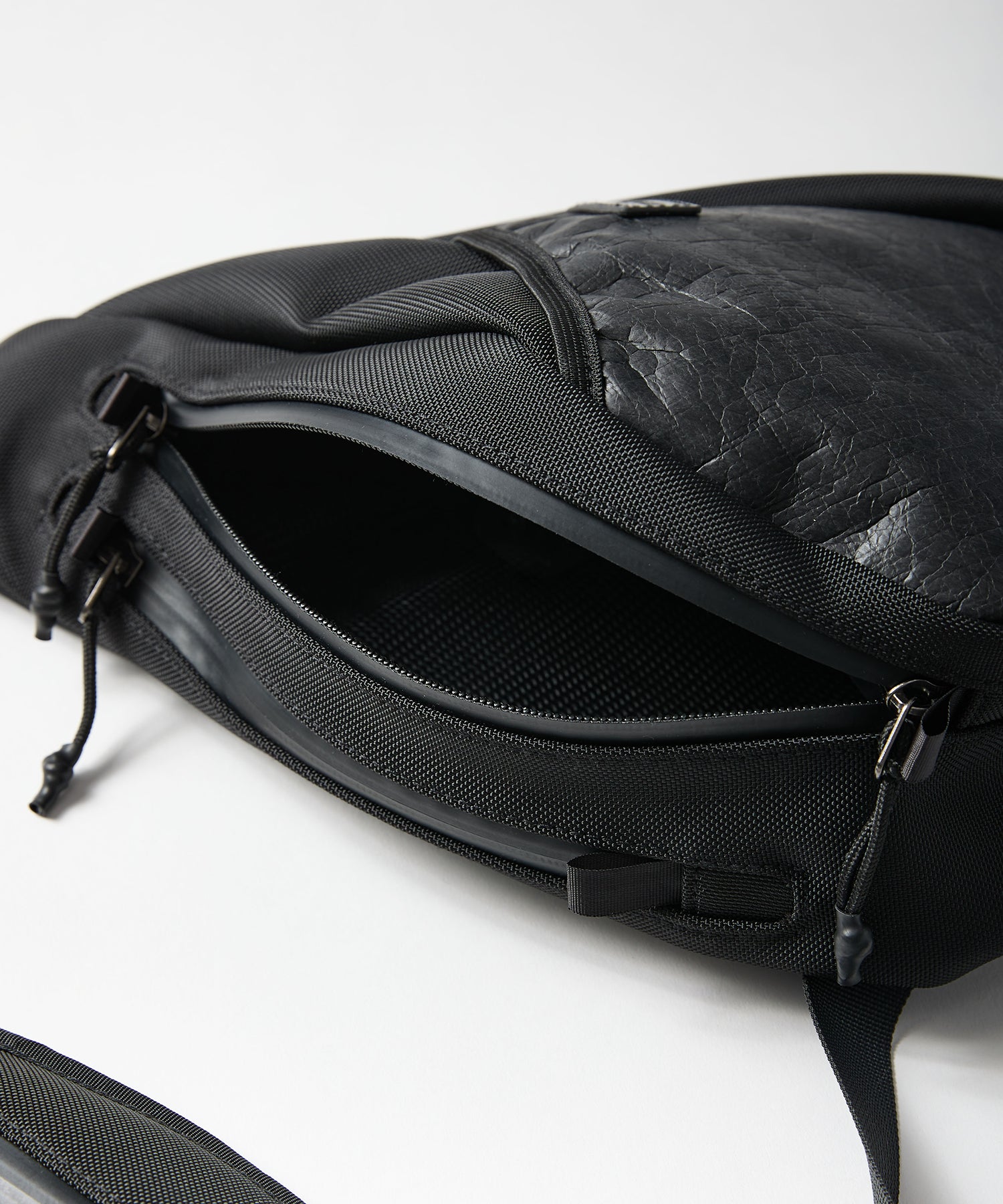 【2026.2.18 WED 18:00~ INSTOCK】Tyvek®︎ ONESHOULDER BAG