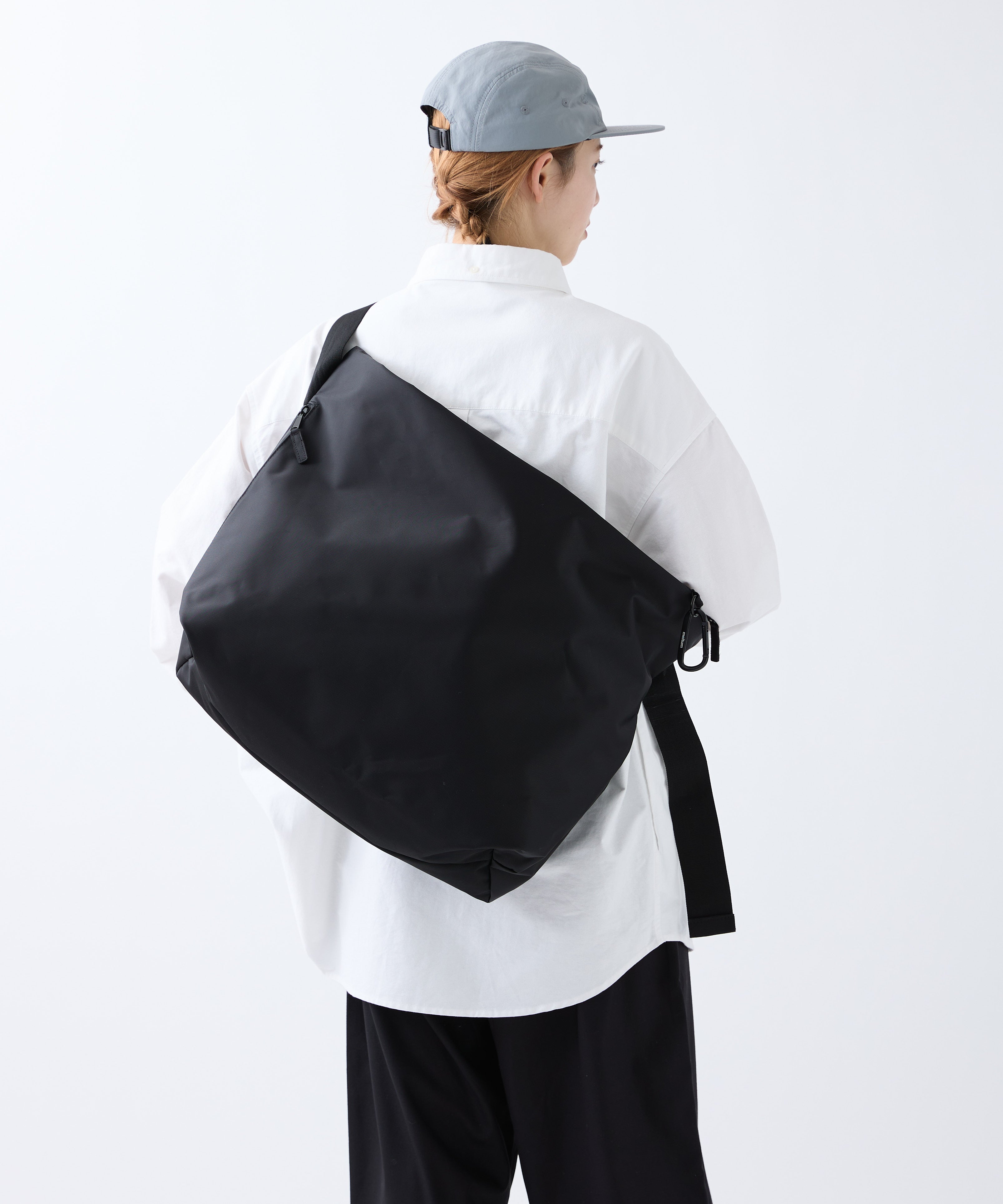 完売 meltum NYLON MESSENGER BAG新品未使用 BLACK NYLON MESSENGER BAG meltum メルタム