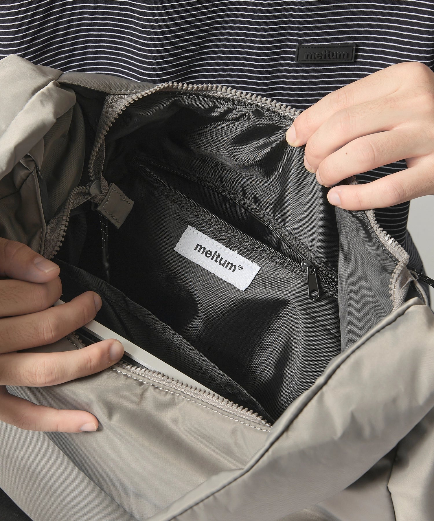 SOFT SHELL MESSENGER BAG【GREY】