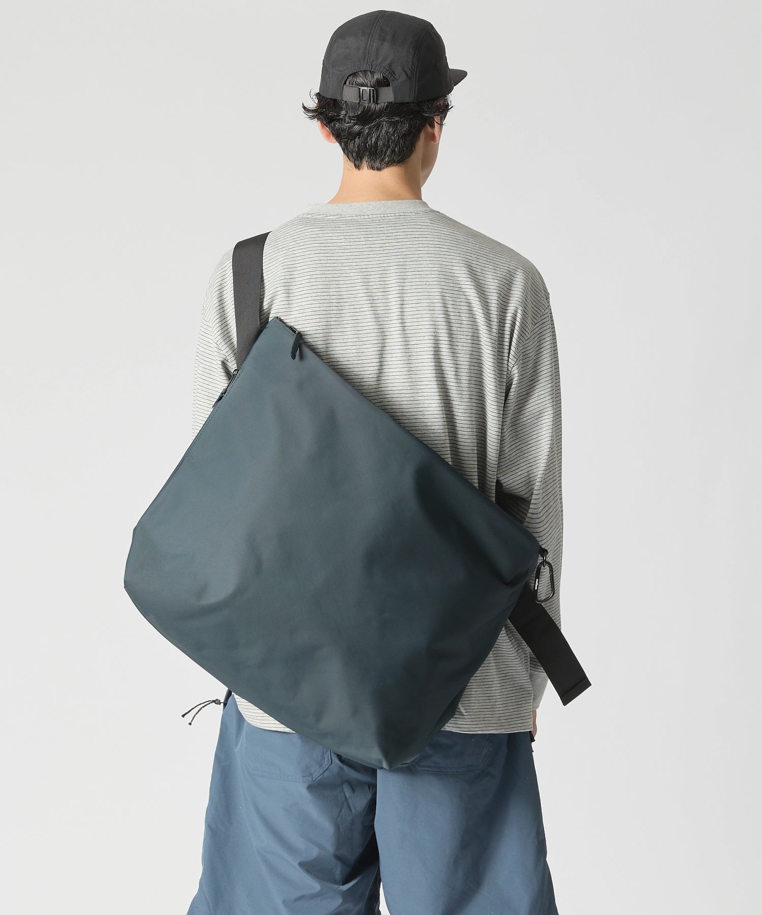 NYLON MESSENGER BAG【NAVY】